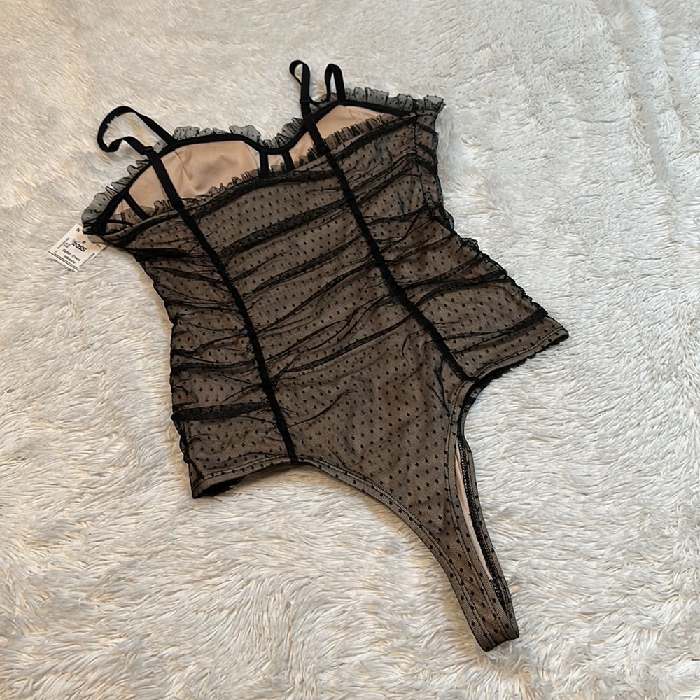 😊 NWT Rabbit Rose Lace Bodysuit - Picture 2 of 3